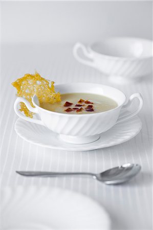 simsearch:659-08940656,k - Jerusalem artichoke soup with parmesan crisp Photographie de stock - Premium Libres de Droits, Code: 659-07597390