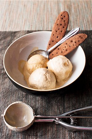 coffee ice cream in a bowl with biscuits Photographie de stock - Premium Libres de Droits, Code: 659-07597392
