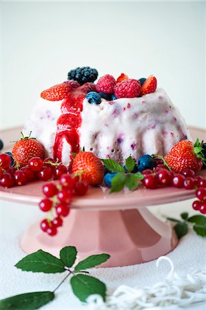 simsearch:659-07597716,k - summer berry semifreddo with fresh berries Foto de stock - Sin royalties Premium, Código: 659-07597416