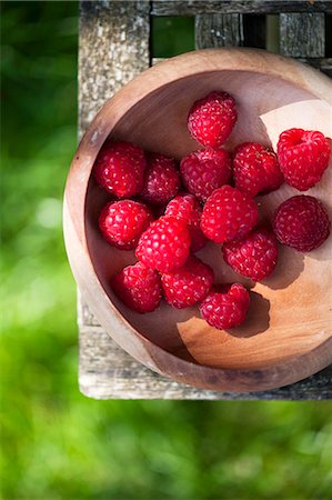 simsearch:659-03537384,k - bowl of fresh raspberries on a garden table Stock Photo - Premium Royalty-Free, Code: 659-07597412