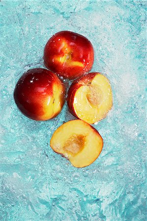 splashed with water - Peaches, whole and halved, in water Stock Photo - Premium Royalty-Free, Code: 659-07597426