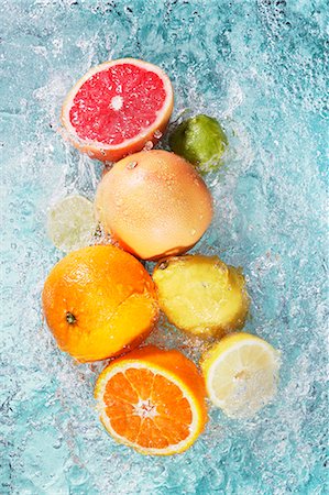 Assorted citrus fruits in water Foto de stock - Sin royalties Premium, Código: 659-07597429