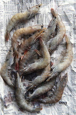 Fresh raw prawns on newspaper (view from above) Photographie de stock - Premium Libres de Droits, Code: 659-07597423
