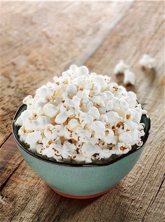 pipoca - A Bowl of Plain Popcorn on a Wooden Table Foto de stock - Royalty Free Premium, Número: 659-07597439