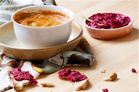 Carrot purée with tamari and peanuts, beetroot dip and pieces of white bread Stockbilder - Premium RF Lizenzfrei, Bildnummer: 659-07597440