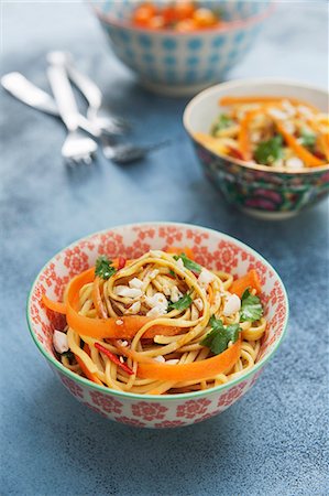 sauce soja - Noodle & carrot salad with peanuts, coriander and a honey & soy dressing Photographie de stock - Premium Libres de Droits, Code: 659-07597454