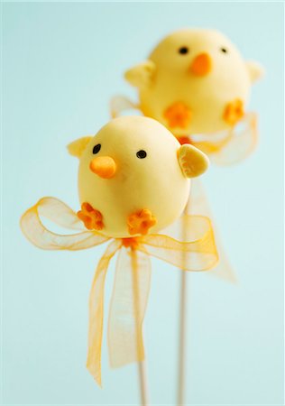 Two Easter chick cake pops Foto de stock - Sin royalties Premium, Código: 659-07597450