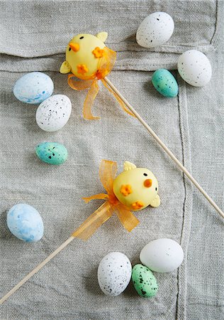 Easter chick cake pops and chocolate eggs Fotografie stock - Premium Royalty-Free, Codice: 659-07597451