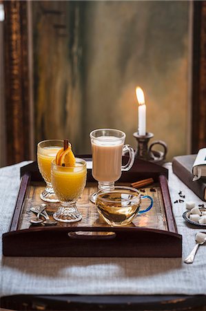 plateau - Three assorted winter hot drinks on a tray Photographie de stock - Premium Libres de Droits, Code: 659-07597464