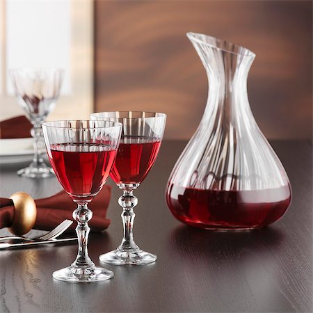 A carafe and glasses of red wine Foto de stock - Sin royalties Premium, Código: 659-07597490