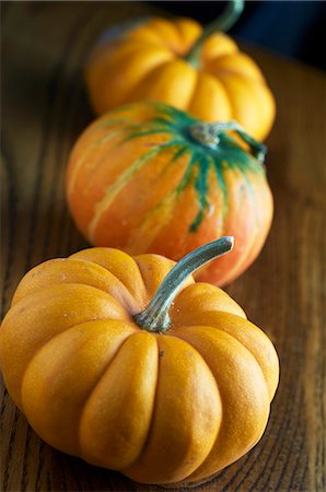 potiron - Three orange pumpkins Photographie de stock - Premium Libres de Droits, Code: 659-07597508