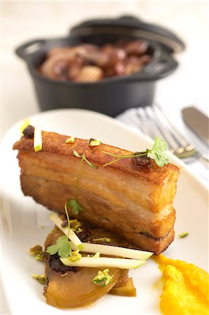 sauteeing - Fried pork belly with sautéed shallots Photographie de stock - Premium Libres de Droits, Code: 659-07597510