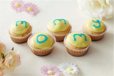 simsearch:659-03531323,k - Cupcakes for Mother's Day Fotografie stock - Premium Royalty-Free, Codice: 659-07597525