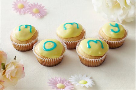 simsearch:659-07959716,k - Cupcakes for Mother's Day Stock Photo - Premium Royalty-Free, Code: 659-07597525