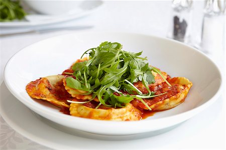 fusée - Ravioli with tomato sauce and rocket Photographie de stock - Premium Libres de Droits, Code: 659-07597526