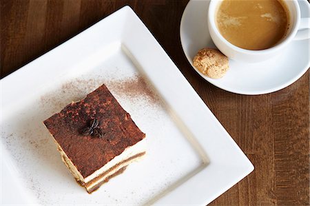 Tiramisu with coffee and amaretti Photographie de stock - Premium Libres de Droits, Code: 659-07597527