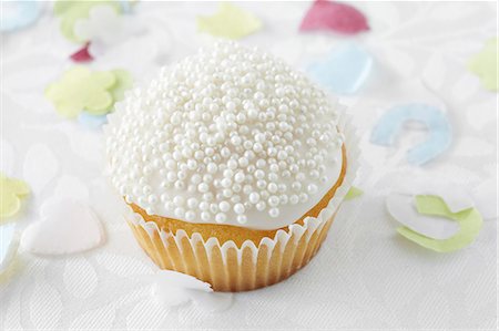 Cupcake with sugar pearls for a wedding Stock Photo - Premium Royalty-Free, Code: 659-07597528