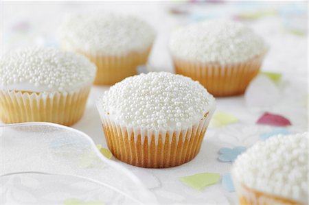 Cupcakes decorated with sugar pearls for a wedding Photographie de stock - Premium Libres de Droits, Code: 659-07597529