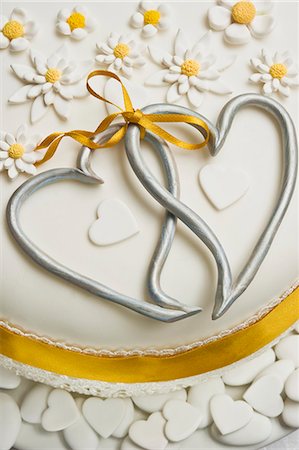 simsearch:659-06671429,k - Wedding cake with silver hearts and sugar flowers Stock Photo - Premium Royalty-Free, Code: 659-07597530