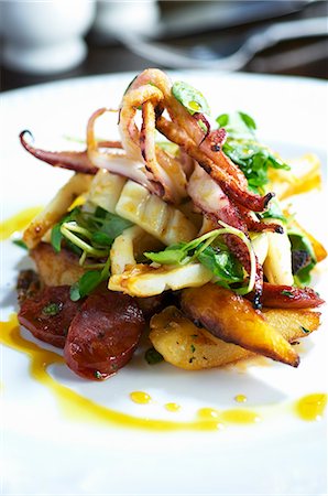 siba (tipo de molusco) - Grilled squid with chorizo Foto de stock - Royalty Free Premium, Número: 659-07597559