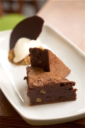 simsearch:659-06154770,k - Chocolate brownies Photographie de stock - Premium Libres de Droits, Code: 659-07597550