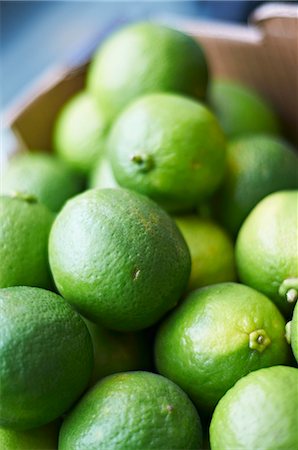 Lots of limes in a crate Foto de stock - Sin royalties Premium, Código: 659-07597564