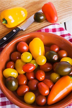 simsearch:659-09124883,k - Cherry tomatoes and peppers in a bowl and on a chopping board Foto de stock - Sin royalties Premium, Código: 659-07597569