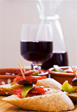 rotwein - Pinchos with peppers and chorizo, served with red wine (Spain) Stockbilder - Premium RF Lizenzfrei, Bildnummer: 659-07597574