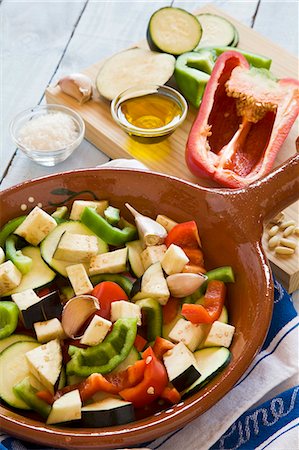 Mediterranean vegetables, raw and chopped in a ceramic bowl Stock Photo - Premium Royalty-Free, Code: 659-07597570