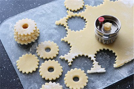 Cutting out biscuits Photographie de stock - Premium Libres de Droits, Code: 659-07597584