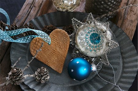 Christmas decorations for the tree: a blue bauble, a salt-dough heart and vintage hanging decorations Foto de stock - Sin royalties Premium, Código: 659-07597589