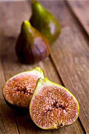 Fresh figs, whole and sliced in half Foto de stock - Sin royalties Premium, Código: 659-07597581