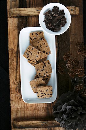 Chocolate and cinnamon biscuits with chunks of chocolate Photographie de stock - Premium Libres de Droits, Code: 659-07597592