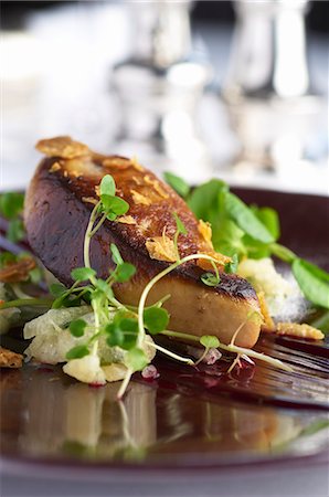 sprout (young shoots eaten raw) - Fried goose liver with pea shoots Photographie de stock - Premium Libres de Droits, Code: 659-07597636