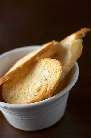 pane all'aglio - Crispy slices of garlic bread Fotografie stock - Premium Royalty-Free, Codice: 659-07597638