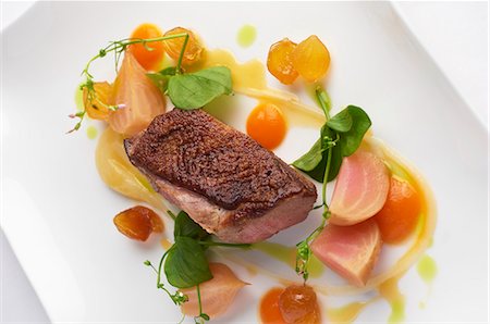 Duck breast with spring vegetables and pea shoots Photographie de stock - Premium Libres de Droits, Code: 659-07597630