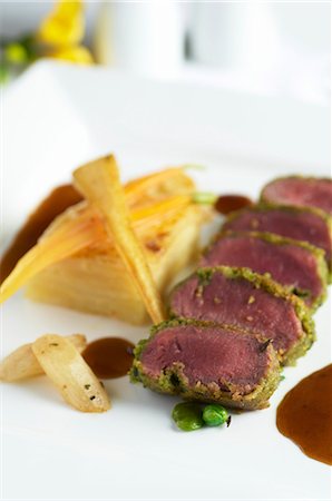 Lamb fillet with a herb crust and potato gratin Photographie de stock - Premium Libres de Droits, Code: 659-07597651