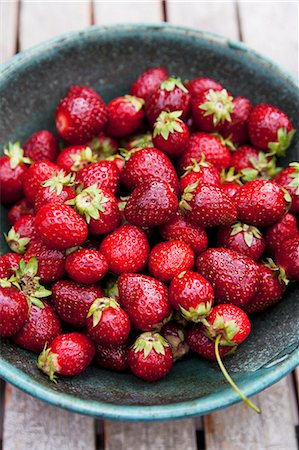 simsearch:659-06900873,k - Strawberries in a bowl Stock Photo - Premium Royalty-Free, Code: 659-07597666