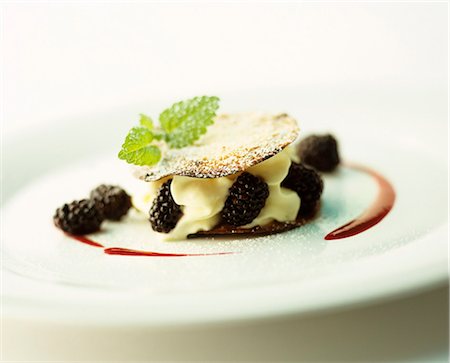 simsearch:659-06186224,k - Mille feuille with cream and blackberries Foto de stock - Sin royalties Premium, Código: 659-07597674