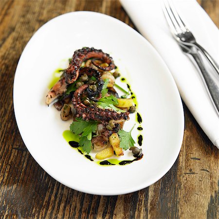 pieuvre - Grilled Octopus with Pickled Eggplant, Fingerling Potatoes, Herb Salad and Red Pearl Onions Photographie de stock - Premium Libres de Droits, Code: 659-07597684