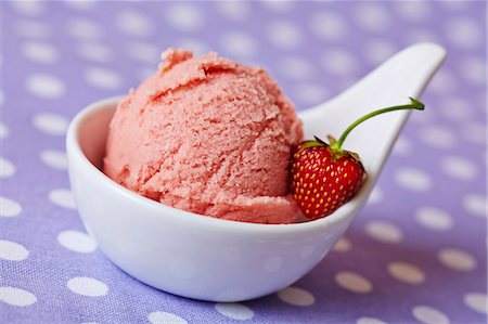 fraise - Home-made strawberry ice cream with a strawberry in a bowl Photographie de stock - Premium Libres de Droits, Code: 659-07597706