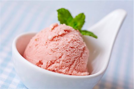 simsearch:659-07597710,k - A scoop of home-made raspberry ice cream with mint leaves Foto de stock - Sin royalties Premium, Código: 659-07597707