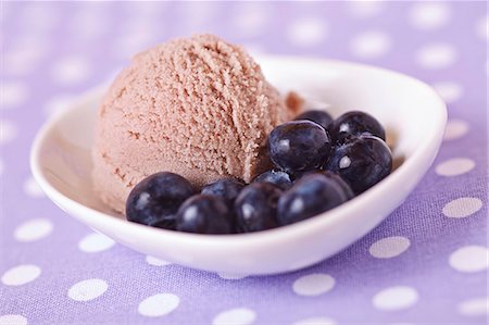 A scoop of home-made blueberry ice cream with fresh blueberries Stock Photo - Premium Royalty-Free, Code: 659-07597714