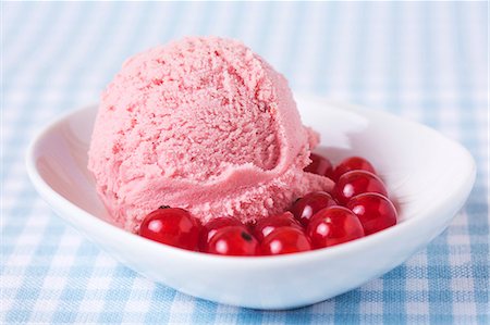 simsearch:659-08419439,k - A scoop of home-made redcurrant ice cream with redcurrants Stock Photo - Premium Royalty-Free, Code: 659-07597716