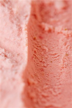 simsearch:659-08940278,k - Track left by an ice cream scoop in fresh home-made strawberry ice cream Photographie de stock - Premium Libres de Droits, Code: 659-07597710