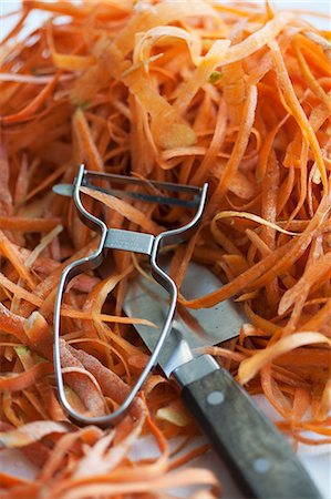 simsearch:659-06187615,k - Carrot peelings, a peeler and a knife Photographie de stock - Premium Libres de Droits, Code: 659-07597726