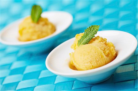 dulce de menta - Two scoops of home-made passion fruit sorbet with fresh mint Foto de stock - Sin royalties Premium, Código: 659-07597721