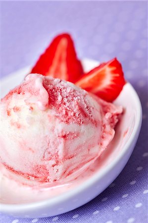 strawberry ice cream scoop - A scoop of frozen yoghurt with strawberries in a shallow dish Stock Photo - Premium Royalty-Free, Code: 659-07597722