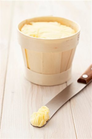 fat type - Butter in a wood-chip basket and on a knife Stock Photo - Premium Royalty-Free, Code: 659-07597741