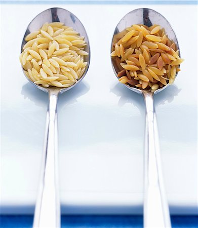 pasta type - Raw and toasted orzo Photographie de stock - Premium Libres de Droits, Code: 659-07597754